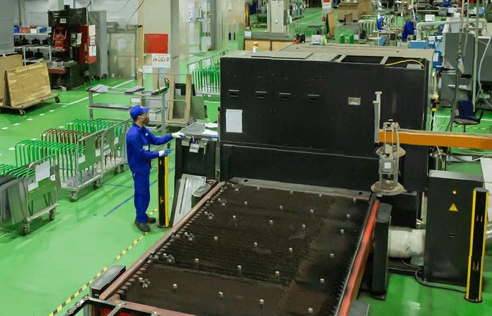 Sản xuất thiết bị bếp ăn công nghiệp tại nhà máy của Tập đoàn Hà Yến. Ảnh: Khắc Kiên