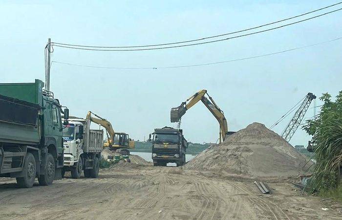 Một bãi tập kết, trung chuyển vật liệu xây dựng trên địa bàn xã Phú Xuyên. Ảnh: Đỗ Vân