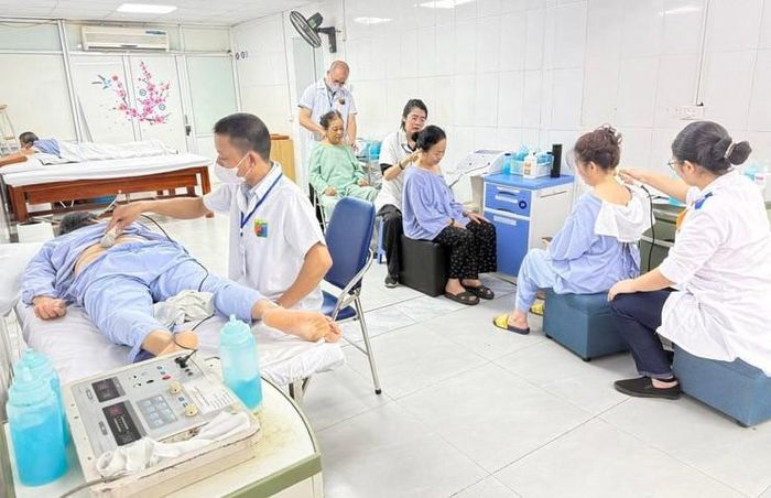 Khám, chữa bệnh bằng y học cổ truyền tại Bệnh viện Đa khoa Hòe Nhai. Ảnh: Vân Nguyễn