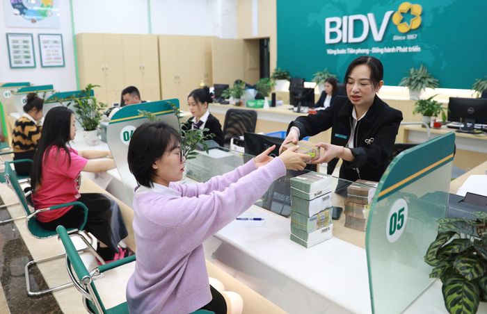 Khách hàng giao dịch tại Ngân hàng thương mại cổ phần Đầu tư và Phát triển Việt Nam. Ảnh: Nguyễn Quang