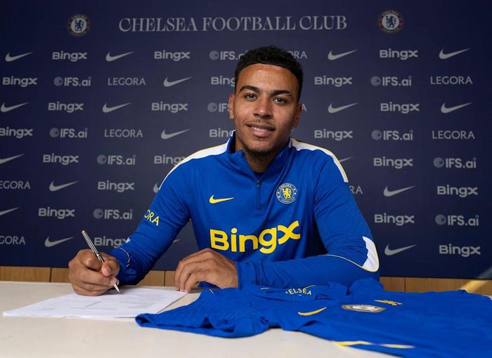 Morgan Rogers ký hợp đồng thi đấu cho Chelsea. Ảnh: Chelsea FC.