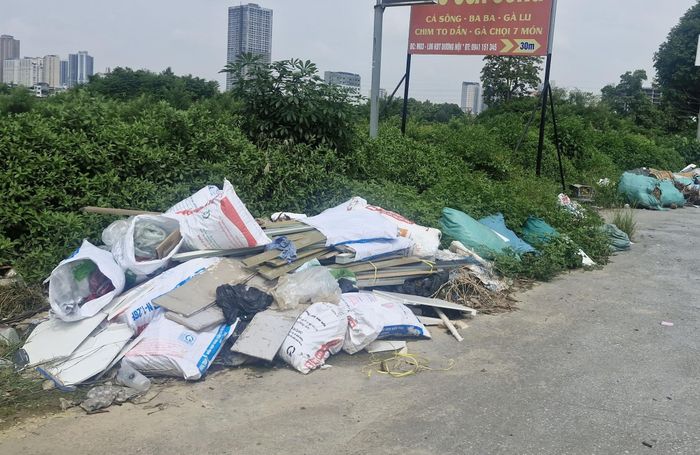Do chưa có nhiều điểm xử lý chất thải xây dựng nên người dân đổ trộm ra các trục đường. Ảnh: Đức Duy