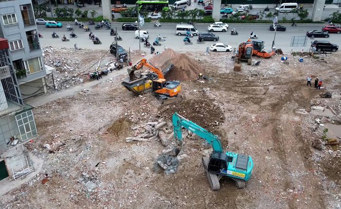 Trạm xử lý chất thải xây dựng di động tại công trường phá dỡ mặt bằng triển khai dự án đường vành đai 2,5. Ảnh: Đức Duy