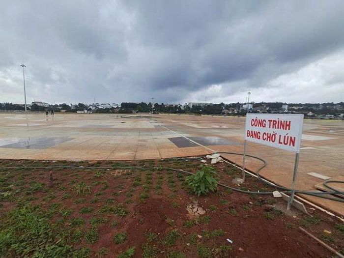 Quảng trường Trung tâm Gia Nghĩa trên bề mặt quảng trường đã xuất hiện sụt lún, nứt cục bộ. Ảnh: PV