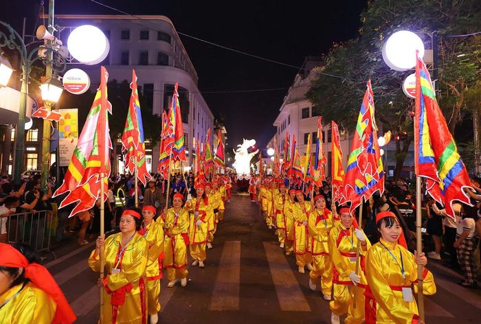 Diễu hành giới thiệu di sản văn hóa phi vật thể tại đêm khai mạc Lễ hội Thiết kế sáng tạo Hà Nội 2024. Ảnh: Hoàng Lân