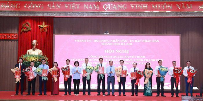 Phó Bí thư Thành ủy, Chủ tịch HĐND thành phố Hà Nội Phùng Thị Hồng Hà; Phó Bí thư Thành ủy Hà Nội Nguyễn Văn Phong trao các quyết định về công tác cán bộ. Ảnh Thành Thái