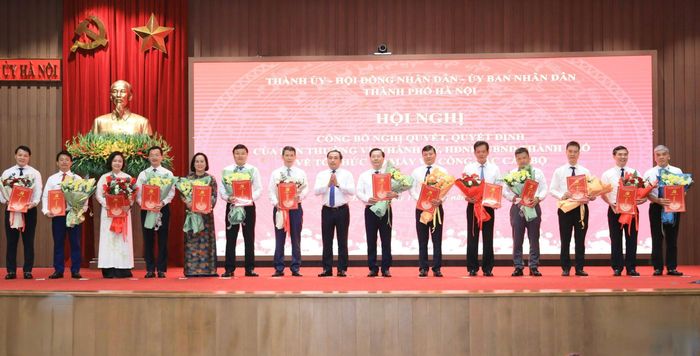 Bí thư Thành ủy Hà Nội Trần Đức Thắng trao quyết định về công tác cán bộ cho đồng chí Phạm Tuấn Long và các đồng chí nhận nhiệm vụ mới. Ảnh: Thành Thái