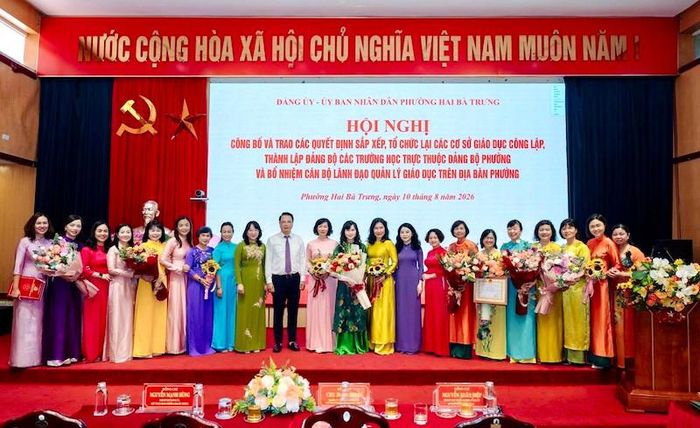 Các lãnh đạo phường Hai Bà Trưng trao quyết định, tặng hoa cho các đơn vị. Ảnh: NQ