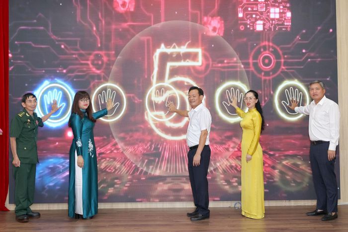 Ra mắt ấn phẩm điện tử “Bản tin nội bộ phường Hồng Hà”. Ảnh: PV