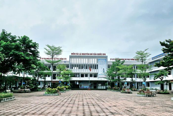 Hệ thống trường học các cấp trên địa bàn xã Hưng Đạo được đầu tư xây dựng khang trang. Ảnh: Hoàng Anh