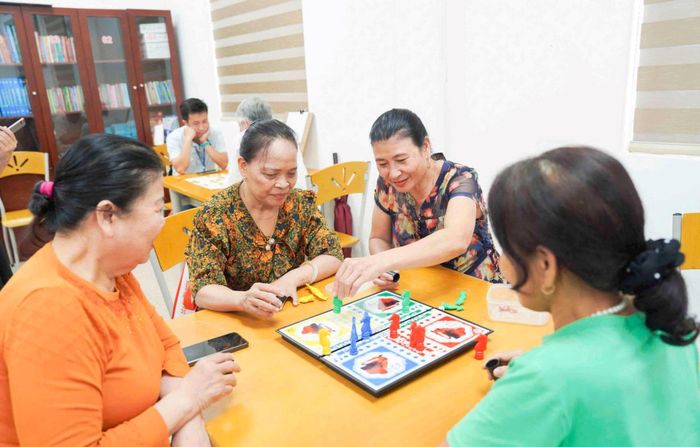 Mô hình “Cơ sở chăm sóc người cao tuổi ban ngày” ở phường Việt Hưng. Ảnh: Linh Phạm