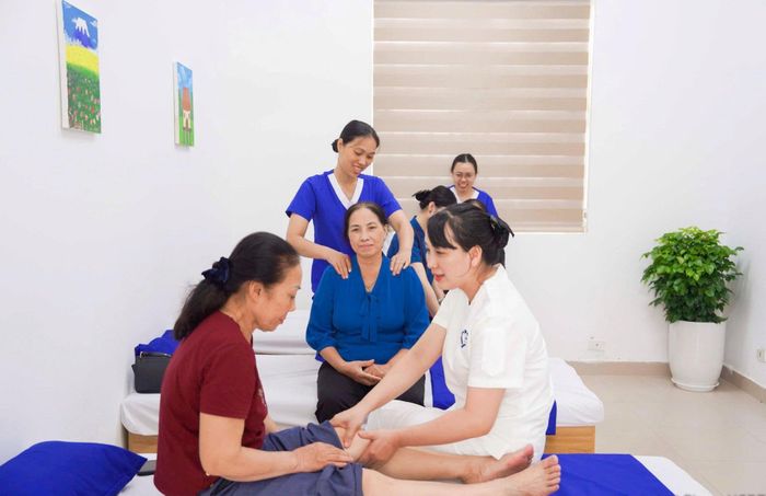Mô hình “Cơ sở chăm sóc người cao tuổi ban ngày” tại phường Việt Hưng. Ảnh: Linh Phạm
