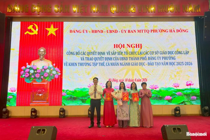 Thành ủy viên, Bí thư Đảng ủy, Chủ tịch HĐND phường Hà Đông Nguyễn Thanh Xuân trao các Quyết định về bổ nhiệm nhân sự tại các cơ sở giáo dục sau sáp nhập. Ảnh: Duy Anh.