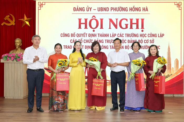Lãnh đạo Đảng ủy, UBND phường Hồng Hà tặng quà, tri ân các đồng chí lãnh đạo các nhà trường nghỉ công tác quản lý sau sắp xếp. Ảnh: PV