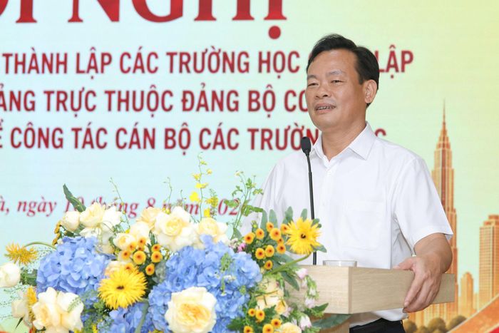 Thành ủy viên, Bí thư Đảng ủy phường Hồng Hà Bùi Tuấn Anh phát biểu tại hội nghị. Ảnh: PV