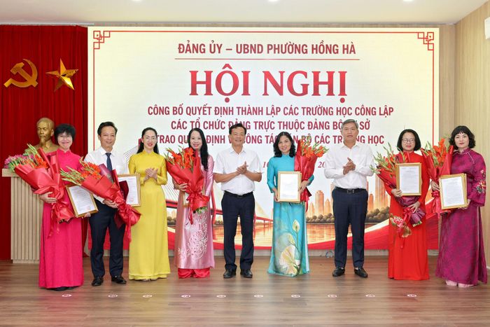 Lãnh đạo Đảng ủy, UBND phường Hồng Hà trao quyết định thành lập các trường công lập sau sắp xếp. Ảnh: PV