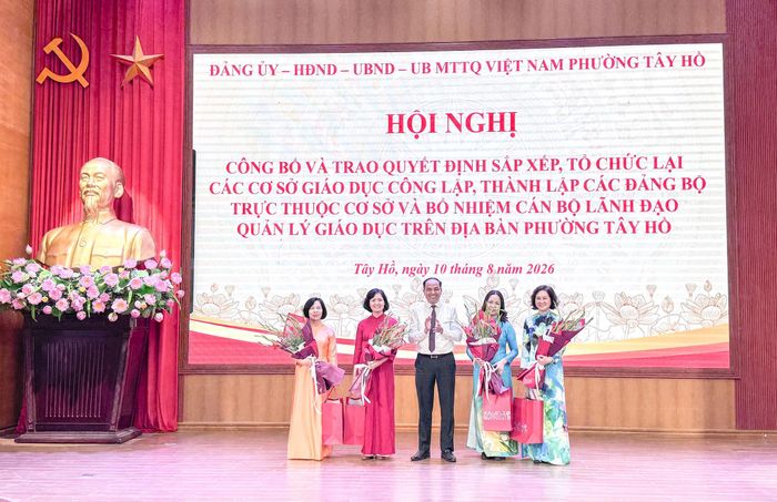 Tặng hoa và quà tri ân cán bộ lãnh đạo nghỉ công tác theo chế độ. Ảnh: Ngọc Tú