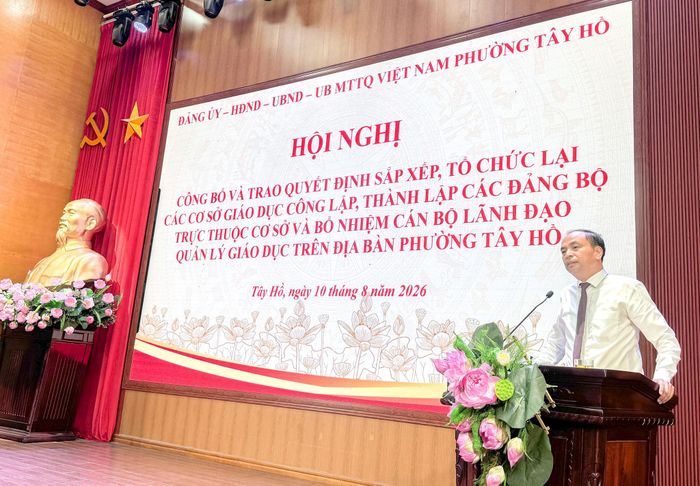 Bí thư Đảng uỷ, Chủ tịch HĐND phường Tây Hồ Nguyễn Đình Khuyến phát biểu tại hội nghị. Ảnh: Ngọc Tú