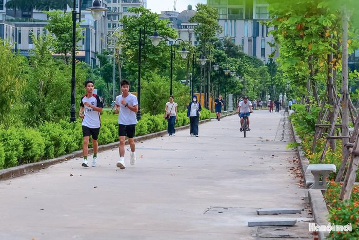 Sau thời gian được chỉnh trang, cảnh quan nơi đây có nhiều thay đổi tích cực, tạo không gian sạch đẹp để người dân đi bộ, tập thể dục và vui chơi.