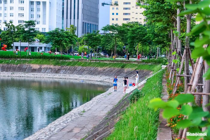 Sau chiến dịch tổng vệ sinh do chính quyền phường Cầu Giấy triển khai, cảnh quan công viên, hồ điều hòa, khu vui chơi và sân thể thao được cải thiện rõ rệt