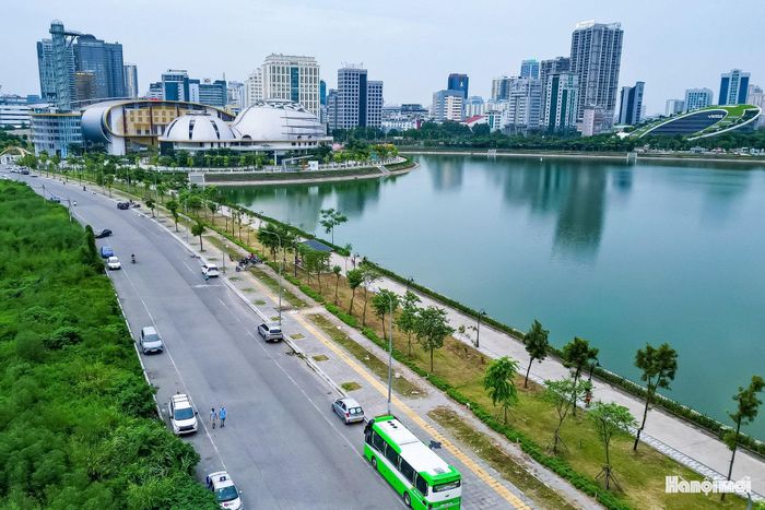 Trên tuyến có nhiều cơ quan, công trình quan trọng như Bộ Nội vụ, Hội Liên hiệp Phụ nữ Hà Nội, Trụ sở Tập đoàn Viettel và Trạm Y tế phường Cầu Giấy.