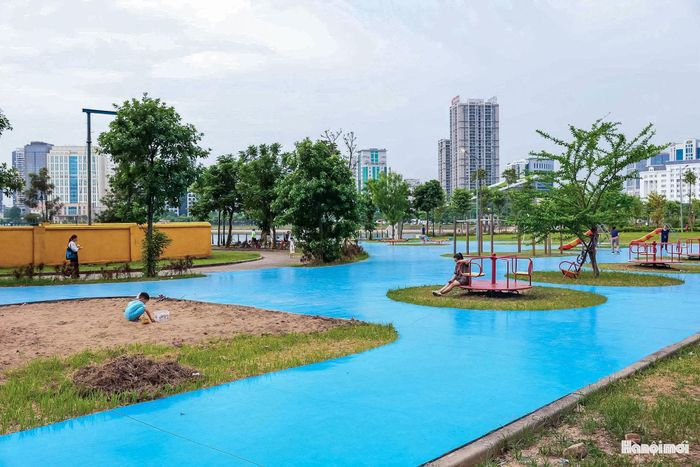 Việc vệ sinh, chỉnh trang đồng bộ góp phần trả lại không gian xanh, sạch, thoáng cho người dân.