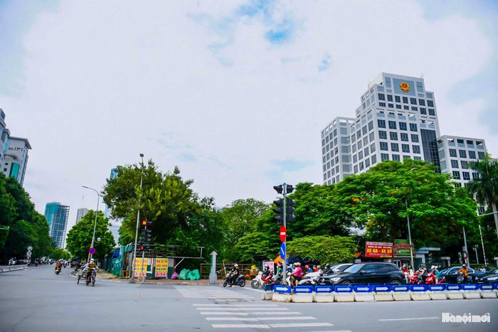 Ngay cạnh Công viên An Hòa, tuyến phố mới Nguyễn Hữu An cũng góp phần hoàn thiện mạng lưới giao thông khu vực. Tuyến phố dài khoảng 830m, rộng 25m, trong đó lòng đường rộng 15m, vỉa hè mỗi bên rộng 5m. Tuyến phố bắt đầu từ nút giao với phố Tôn Thất Thuyết tại khu vực Hội Liên hiệp Phụ nữ thành phố Hà Nội, đối diện Tòa án nhân dân khu vực 4, đến nút giao với phố Dương Đình Nghệ tại khu vực tòa chung cư E. Power, đối diện trụ sở Cục Hải quan.