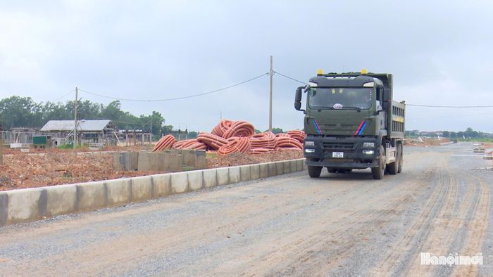 Tuyến đường Ngô Quyền - Phùng Hưng (phường Sơn Tây, Hà Nội) từng bước hoàn thiện, giúp việc đi lại thuận lợi hơn. Ảnh: Lại Tấn