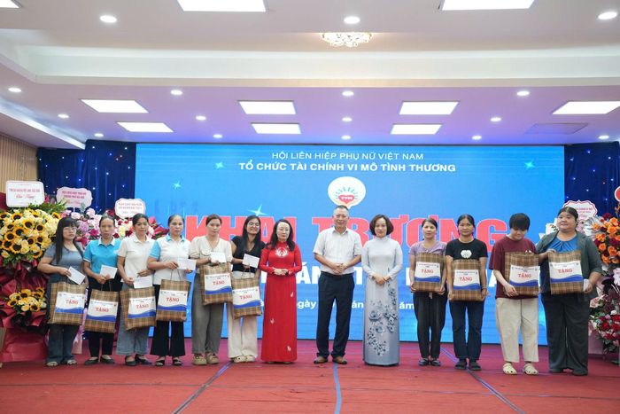 Trao tặng 10 suất quà cho hội viên và gia đình có hoàn cảnh khó khăn. Ảnh: Hoàng Lan