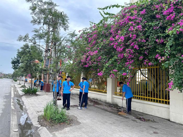 Học sinh Trường THCS Nguyễn Trãi A tham gia tổng vệ sinh khu vực quanh nhà trường để chuẩn bị đón năm học mới. Ảnh: PV