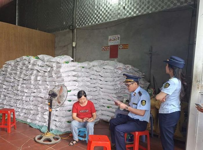 Chi cục Quản lý thị trường phát hiện hộ kinh doanh Quân Lan đang đóng gạo vào bao bì "Gạo Séng Cù Mường Khương". Ảnh: CACC