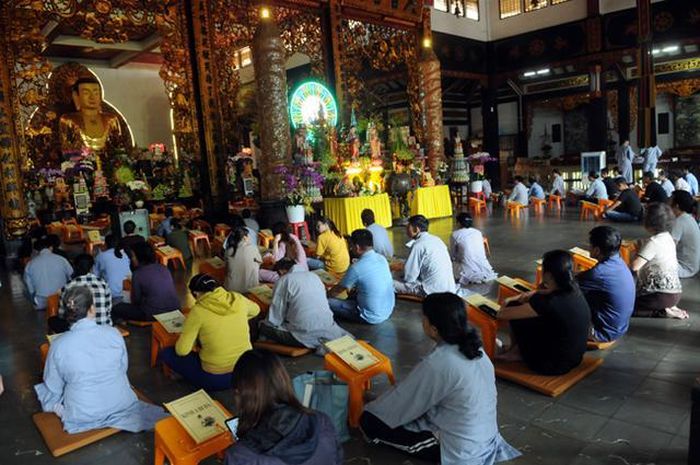 Phần lớn các Phật tử đi chùa vừa để cầu mong sức khỏe, bình an cho gia đình, vừa để làm công đức hoặc dọn dẹp, nhổ cỏ cùng các sư trong chùa.