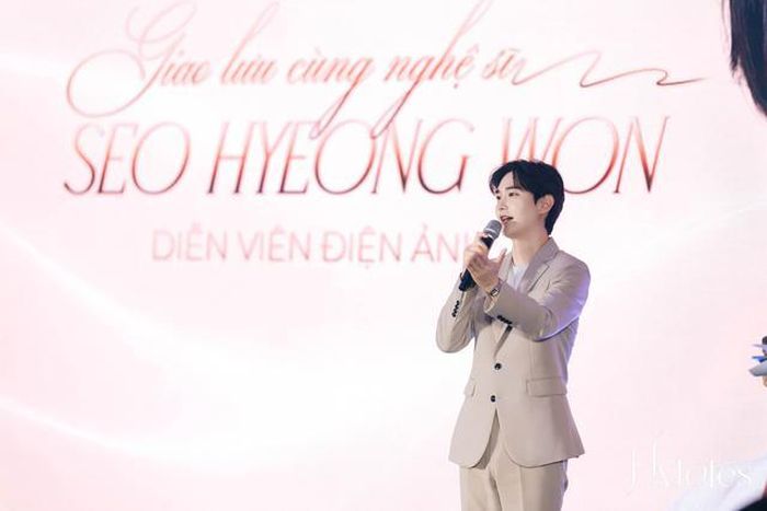 Diễn viên điện ảnh Seo Hyeong Won cũng tham gia chương trình.