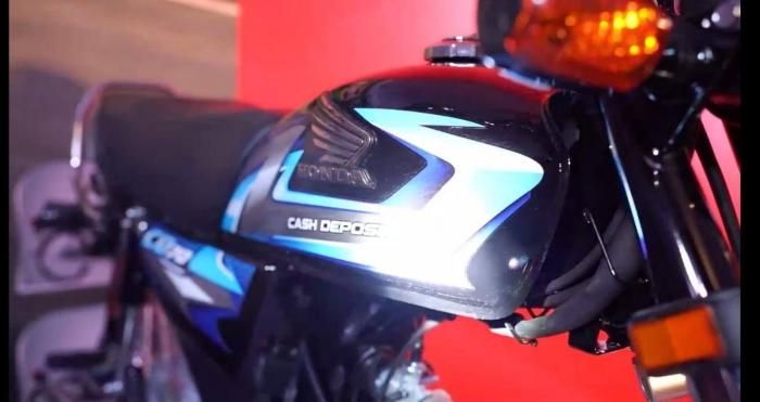 Honda CD 70 2027 được trang bị bình xăng dung tích 8,5 lít,