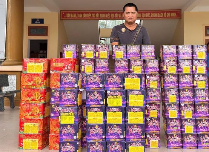 Đối tượng Đoàn Quý Hợi và số pháo hoa bị thu giữ. Ảnh: CACC.