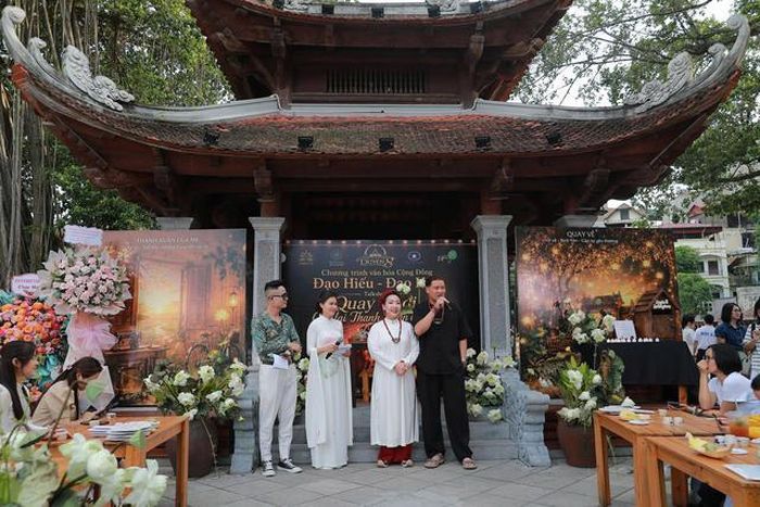 Ca sĩ Hiền Anh cùng chồng chia sẻ tại chương trình.