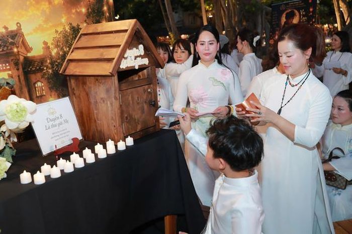 Âm nhạc là sợi dây kết nối cảm xúc của Duyên 8 với năm tác phẩm: Quay về đi, Gặp lại Thanh xuân của mẹ... trong đó, 4 tác phẩm do ca sĩ nhạc sĩ Hiền Anh sáng tác. Mỗi ca khúc mang một thông điệp về sự trở về, lòng biết ơn, chữa lành và phụng sự, tạo nên dòng chảy cảm xúc xuyên suốt chương trình.