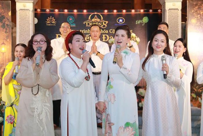 "Duyên 8" trở lại trong khuôn khổ chương trình văn hóa cộng đồng Đạo hiếu - Đạo học với chủ đề "Quay về đi - Gặp lại Thanh xuân của mẹ" do ca sĩ Hiền Anh sáng lập diễn ra đầy xúc động.