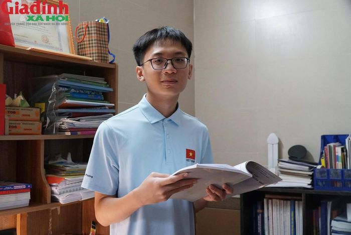 Nguyễn Hoàng Phương, học sinh lớp 11 Trường THPT chuyên Phan Bội Châu, giành Huy chương Bạc Olympic Toán học quốc tế 2026. Ảnh: Song Hoàng.