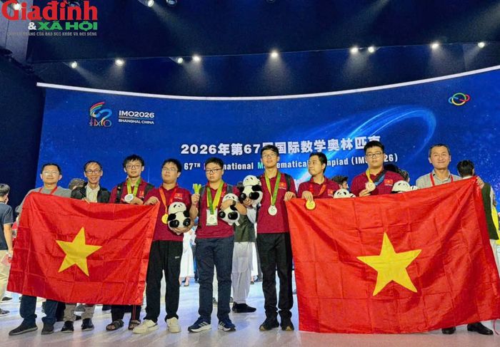 Nguyễn Hoàng Phương (thứ 3 từ trái sang) cùng thầy cô và các thành viên đội tuyển Việt Nam tại lễ trao giải Olympic Toán quốc tế 2026. Ảnh: NVCC.