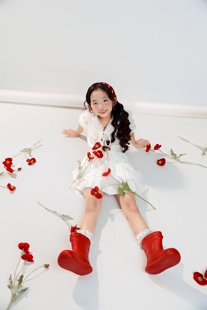 Sở hữu gen trội của bố mẹ nên Anna tạo dáng rất chuyên nghiệp và đáng yêu.