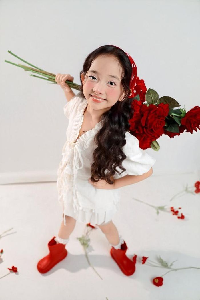 Con gái Khánh Thi từ nhỏ đã luôn biết nghe lời và ngoan ngoãn với mọi người.