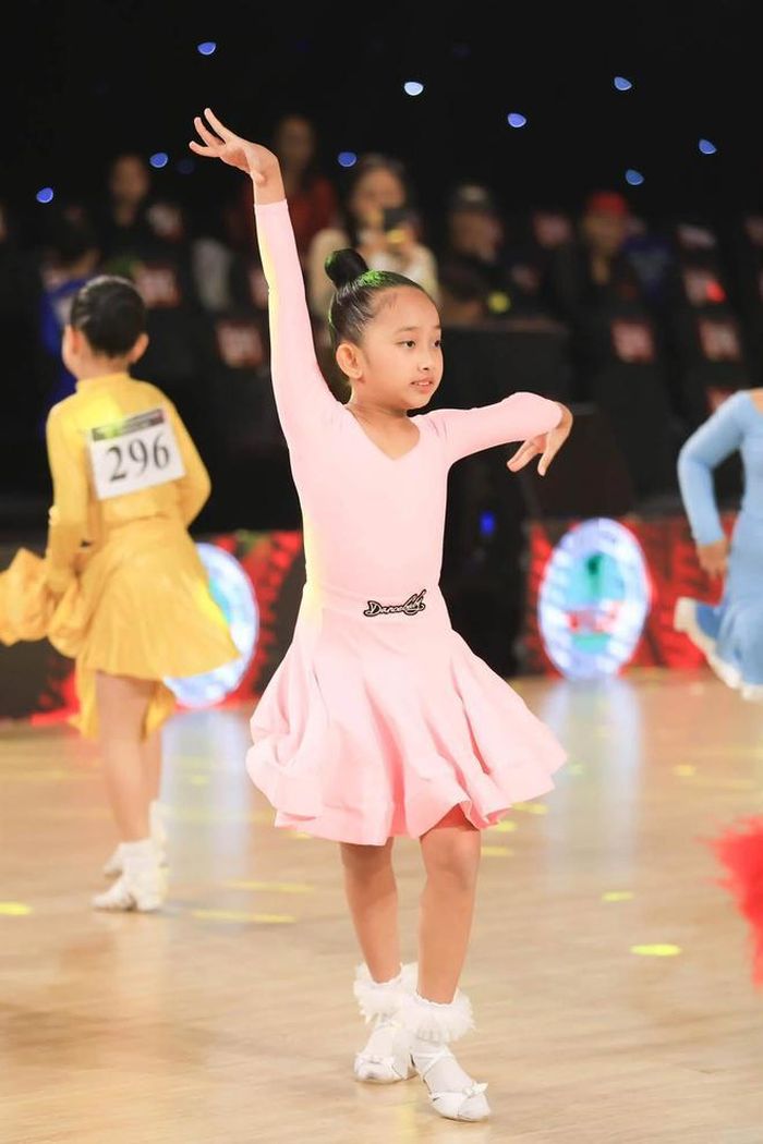 Anna - con gái thứ 2 của Khánh Thi nhảy múa trên sân khấu.