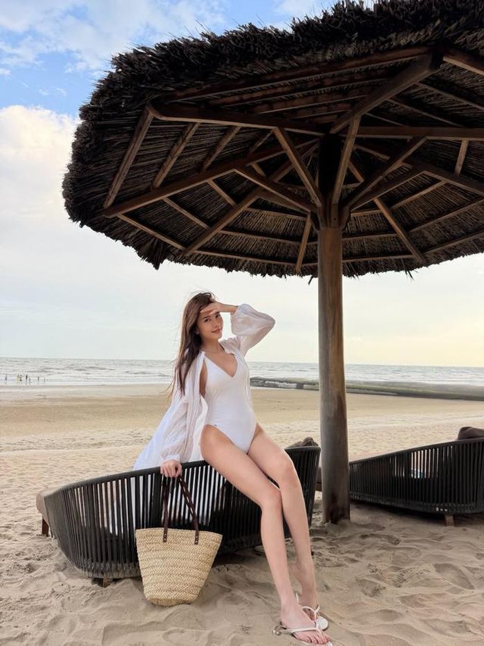 Ở loạt ảnh khác, Thiều Bảo Trâm khiến dân tình “đỏ mắt ghen tị” khi diện bikini trắng với áo khoác khoác bên ngoài giúp tổng thể vừa nữ tính vừa tôn triệt để vóc dáng mềm mại của nữ ca sĩ.