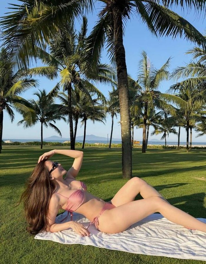 Nữ ca sĩ lựa chọn bikini thiết kế hai mảnh giúp tôn lên vòng eo thon gọn, đôi chân dài và đường cong cơ thể. Cô chọn góc chụp nghiêng, kết hợp mái tóc dài buông tự nhiên, quyến rũ.