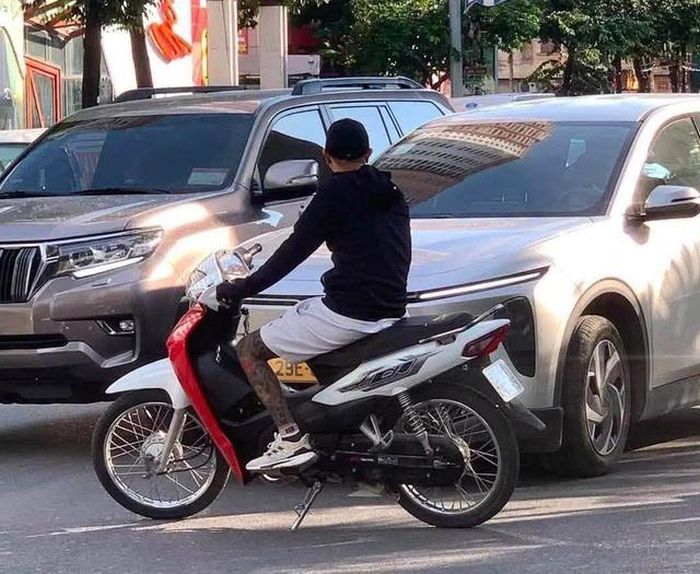 Nam thanh niên điều khiển xe máy chặn đầu xe ô tô trên đường Trần Phú. Ảnh: NDCC
