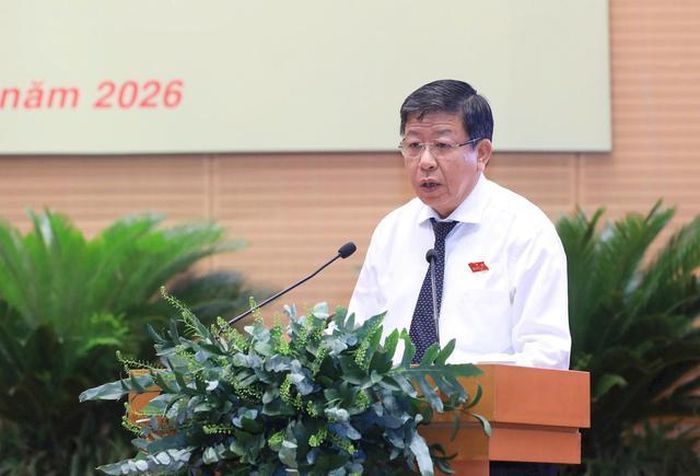 Ủy viên Ban Thường vụ Thành ủy, Phó Chủ tịch Thường trực UBND Thành phố Dương Đức Tuấn trình bày Tờ trình. Ảnh: Lê Hải.