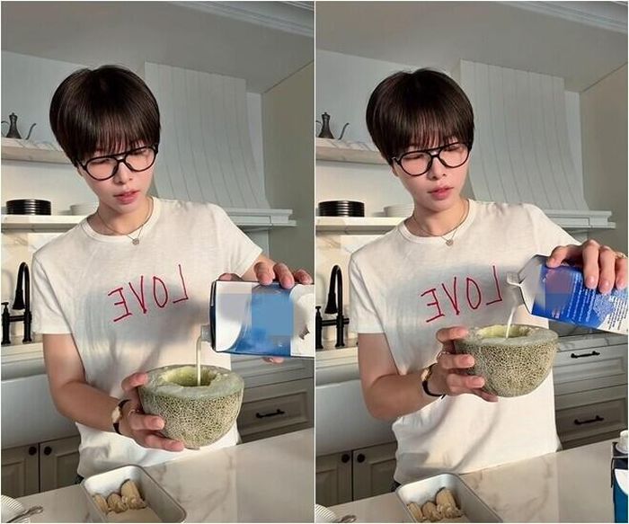 Đầu tiên, anh cho một ít sữa tươi vào hộp chuối, sau đó sẽ mix thêm whipping cream. Với phần dưa lưới, ca sĩ cũng thực hiện tương tự.