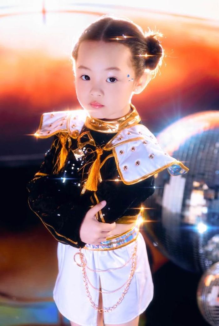 "Tổ chức sinh nhật 6 tuổi của em bé nhỏ xong… giờ mẹ ngồi ngắm lại hình chụp của em. Em của mẹ lớn nhanh quá nhanh", Đàm Thu Trang viết.