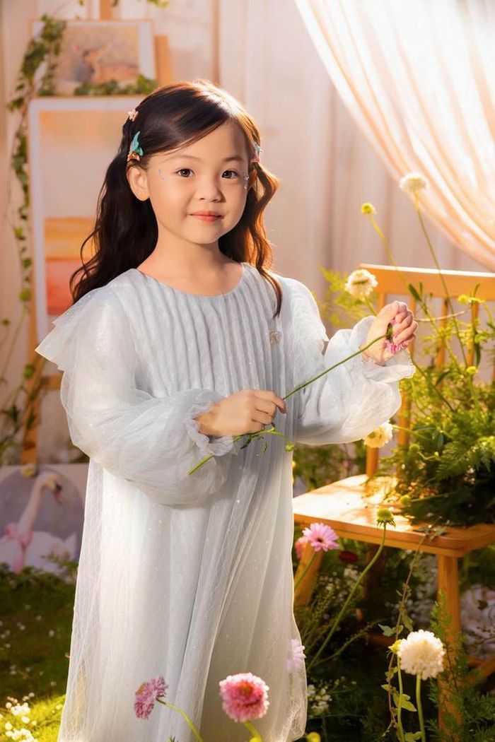Ở tuổi lên 6, con gái của Đàm Thu Trang - Cường Đô La được nhiều người khen ngợi ngày càng xinh xắn, đường nét gương mặt thanh tú, nhiều nét giống mẹ.